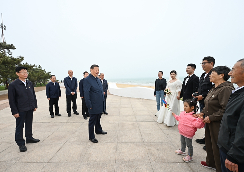 5月22日至24日，中共中央总书记、国家主席、中央军委主席习近平在山东考察。这是22日下午，习近平在日照市阳光海岸绿道同市民亲切交流。